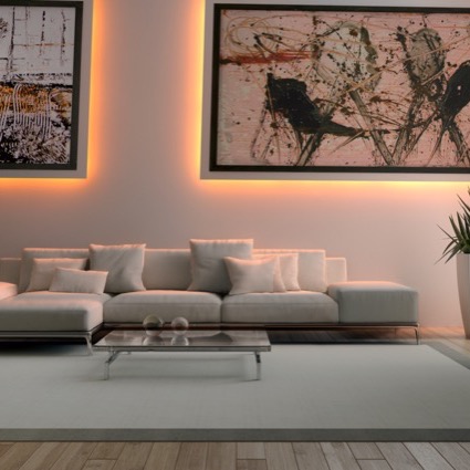 Modernes Wohnzimmer mit weißem Sofa, Glas-Couchtisch, abstraktem Wandbild und indirekter orangener Beleuchtung hinter dem Bild und an der Wand.